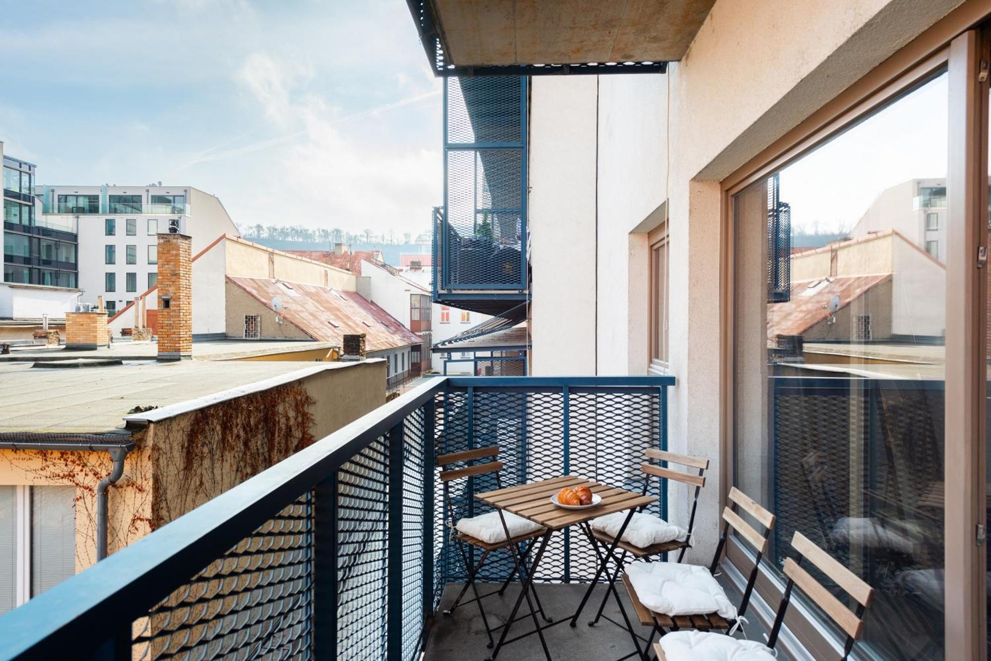 Apartments With Large Balcony, Parking 布拉格 外观 照片