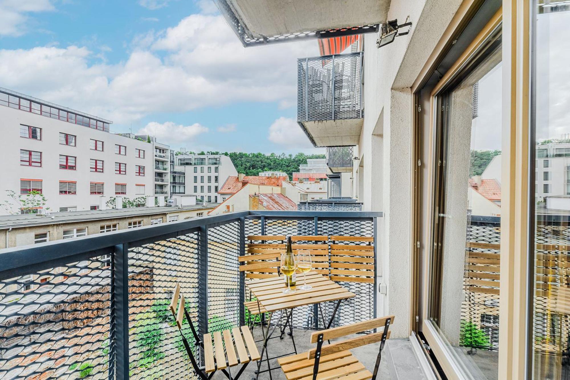 Apartments With Large Balcony, Parking 布拉格 外观 照片